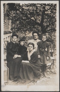 Lata 50. XX w. Wilno. Pamiątkowa fotografia rodziny Gutowskich. W środku na dole Emilia z Rojewskich Gutowska.