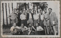 1950. Kraków. Grupa młodych mężczyzn.