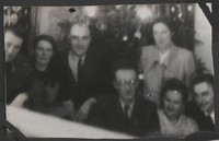 1950. Lubaczów. Rodzinne świąteczne spotkanie. Od lewej w dolnym rzędzie: Kazimiera Kostecka, Józef Wolańczyk. W górnym rzędzie: Jan Rudeński, Emilia Rudeńska, Edward Kostecki, Maria Gutowska.