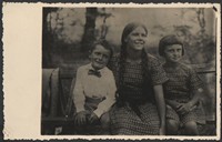 1928. Wilno. Fotografia Marii i Romana Gutowskich. W środku Emilia Rudeńska.