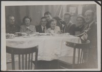 1950. Lubaczów. Spotkanie rodzinne. Od Lewej Jan Rudeński, Maria Gutowska, Józef Wolańczyk, Roman Gutowski, Kazimiera Kostecka, nieznany, Emilia Rudeńska, Edward Kostecki.