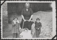 1950. Lubaczów. Spacer z dziećmi. Od lewej Danuta Janiszkiewicz, Józefa Kruszyńska, Wojciech Ruebenbauer, w wózku Barbara Gutowska.