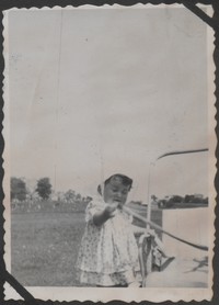 1950. Lubaczów. Mała Barbara Gutowska przy wózku.