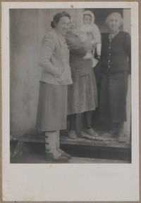 1949. Lubaczów. Fotografia grupowa. Od lewej: Maria Gutowska, Józefa Kruszyńska z wnuczką Barbarą Gutowską na ręku, Maria Kruszyńska.