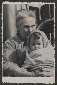 1949. Lubaczów. Pamiątkowa fotografia Józefy Ruebenbauer z wnuczką Barbarą Gutowską.