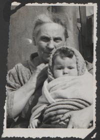 1949. Lubaczów. Pamiątkowa fotografia Józefy Ruebenbauer z wnuczką Barbarą Gutowską.