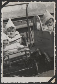 1949. Lubaczów. Fotografia przedstawiająca Barbarę Gutowską i Elżbietę Rudeńską.