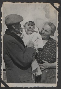 1949. Lubaczów. Władysław Ruebenbauer trzymający na rękach wnuczkę Barbarę Gutowską oraz Józefa Ruebenbauer.