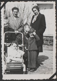 1950. Lubaczów. Zdjęcie rodzinne. W wózku Barbara Gutowska, od lewej: Maria Kruszyńska, Józefa Ruebenbauer, Wojciech Ruebenbauer. W drugim rzędzie stoją od lewej: Wacława Ruebenbauer i Maria Gutowska.