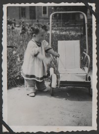 Elżbieta Rudeńska stojąca przy wózku.