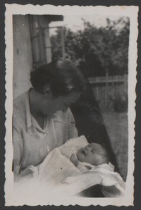 1950. Lubaczów. Kobieta trzymająca małą Marię Gutowską.