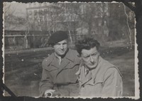 1950. Kraków. Roman Gutowski z przyjacielem z okresu studiów.