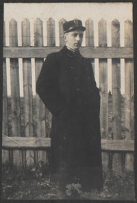 1913. Kulparków. Stanisław Kruszyński przed płotem.