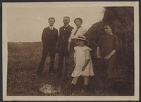 1912. Kulparków. Fotografia Kruszyńskich przy stosie siana. Od lewej: Władysław Ruebenbauer, Stanisław Kruszyński, Józefa Kruszyńska, Helena Kruszyńska, nieznana.