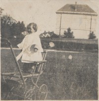 1905. Kulparków. Helena Kruszyńska w wózku.