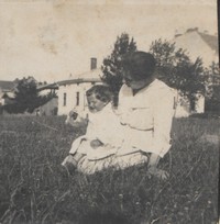 1905. Kulparków. Józefa Kruszyńska z córką Heleną.