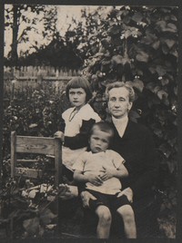 1921. Lubaczów. Aleksandra Ruebenbauer z Marią i Stanisławem Ruebenbauer.