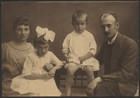 1922. Lubaczów. Józefa i Władysław Ruebenbauerowie z dziećmi: Marią i Stanisławem.