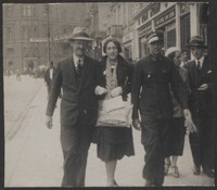 1936. Lwów. Władysław (z lewej), Maria i Stanisław Ruebenbauerowie na jednej ze lwowskich ulic.