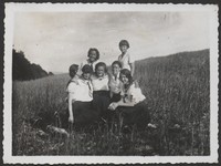 1930. Lwów. Grupa dziewczyn na łące. Pierwsza z prawej Maria Ruebenbauer.