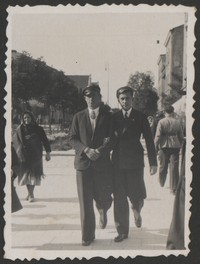 1930. Lwów. Stanisław Ruebenbauer (z prawej) na jednej ze lwowskich ulic.