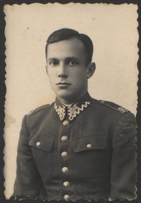 1930. Lubaczów. Zdjęcie portretowe Stanisława Ruebenbauera w mundurze.