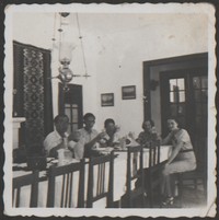 1930. Niemirów. Ruebenbauerowie w pensjonacie w Niemirowie. Drugi od lewej Stanisław Ruebenbauer, druga od prawej Maria Ruebenbauer.