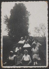 1930. Lubaczów. Grupa młodych dziewczyn z siostrą zakonną. W środku na górze stoi Maria Ruebenbauer.