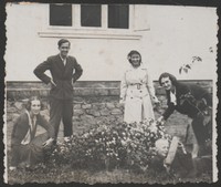 1930. Lubaczów. Pamiątkowa fotografia rodzinna w ogrodzie przed domem. Od lewej stoją: Stanisław Ruebenbauer i Maria Ruebenbauer. Na samym dole Jan Ruebenbauer.