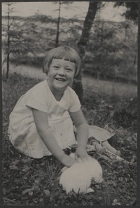 1937. Sambor. Jadwiga Styrna z królikiem.