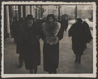 1934. Lwów. Józefa i Maria Ruebenbauer na jednej ze lwowskich ulic.