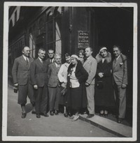 1936. Lubaczów. Grupa osób przed budynkiem.