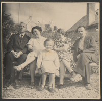1936. Lubaczów. Zdjęcie rodzinne na ławce. Od lewej: Tadeusz Eminowicz, Helena Styrna, Jadwiga Styrna, Emilia (zwana Lusią) Eminowicz, Ryszard Styrna.