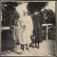 1936. Lubaczów. Jadwiga Styrna z córką Heleną i Maria Kruszyńska.