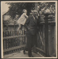 1936. Lubaczów. Tadeusz Eminowicz z córką Emilią.