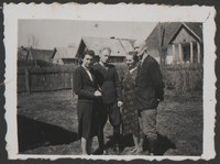 1934. Lubaczów. Pamiątkowe zdjęcie Ruebenbauerów przed domem. Od lewej: Maria, Jan, Józefa, Władysław Ruebenbauerowie.