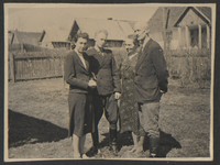 1934. Lubaczów. Ruebenbauerowie przed domem. Od lewej: Maria, Jan, Józefa, Władysław.