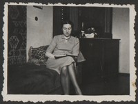 1934. Lubaczów. Maria Ruebenbauer czytająca książkę.