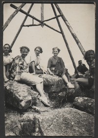 1937. Lubaczów. Maria Gutowska (w środku) z grupą kobiet.