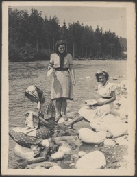 Lata 30. XX w. Zdjęcie trzech młodych dziewczyn nad wodą. Pierwsza z lewej Maria Gutowska.