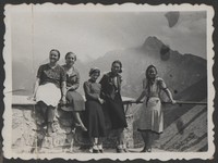 Lata 30. XX w. Grupa dziewczyn na tle panoramy gór. Druga z prawej Maria Gutowska.
