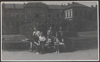 1936. Lwów. Grupa kobiet na tle budynku.
