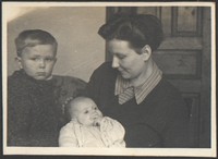 Lata 30. XX w. Fotografia kobiety z dziećmi.