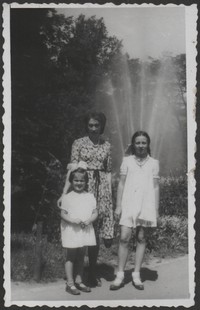 1939. Kraków. Maria Ruebenbauer z dziewczynkami: Heleną (z lewej) i Jadwigą Styrna w ogrodzie botanicznym w Krakowie.