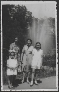 1939. Kraków. Maria Ruebenbauer oraz Helena Styrna z córkami: Heleną i Jadwigą Styrna w ogrodzie botanicznym w Krakowie.
