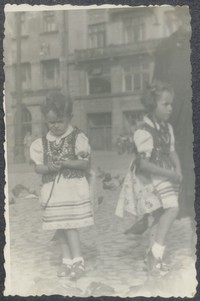 1955. Kraków. Ewa i Barbara Gutowskie.