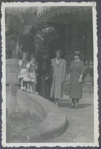 1955. Kraków. Rodzina Gutowskich w Krakowie. Od lewej: Barbara i Ewa Gutowskie, Maria Gutowska, Eugenia Kruszyńska.