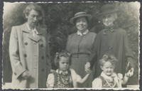 1955. Kraków. Rodzina Gutowskich w Krakowie. Od lewej: Maria Gutowska, Eugenia Kruszyńska i Maria Kruszyńska z córkami: Ewą i Barbarą Gutowską.