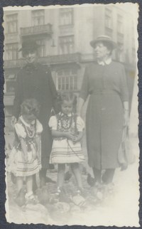 1955. Kraków. Maria Kruszyńska (z lewej) i Eugenia Kruszyńska (z prawej) z córkami: Ewą i Barbarą Gutowską.