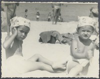1955. Gdańsk. Barbara (z lewej) i Ewa Gutowskie na plaży w Gdańsku.
